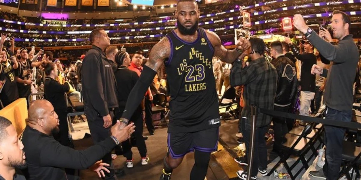 Lakers' black alternate uniforms nixed for In-Season Tournament game due to potential clash with court: report